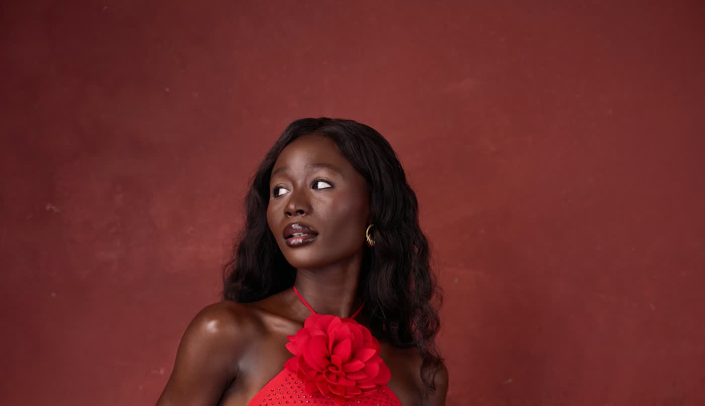 Femme en robe rouge