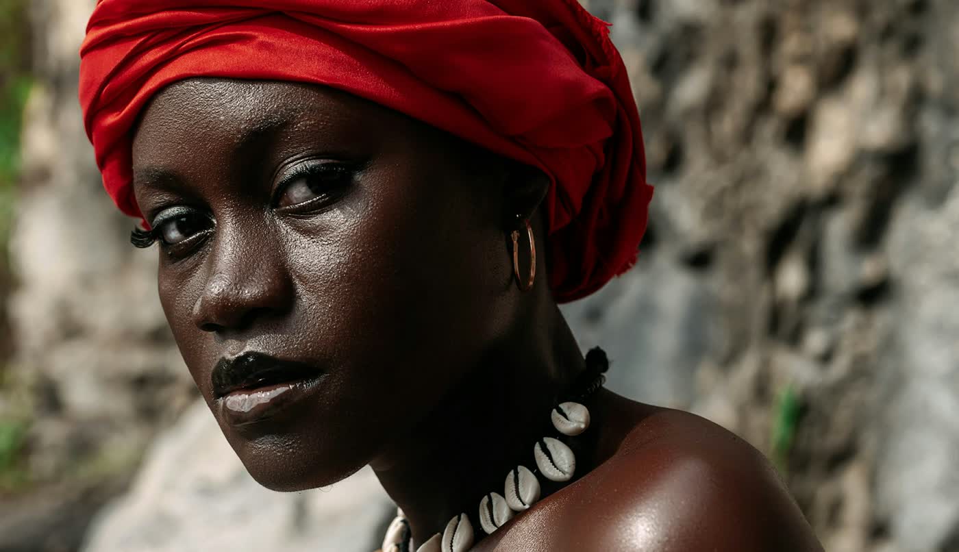 Portrait d'une femme au foulard rouge