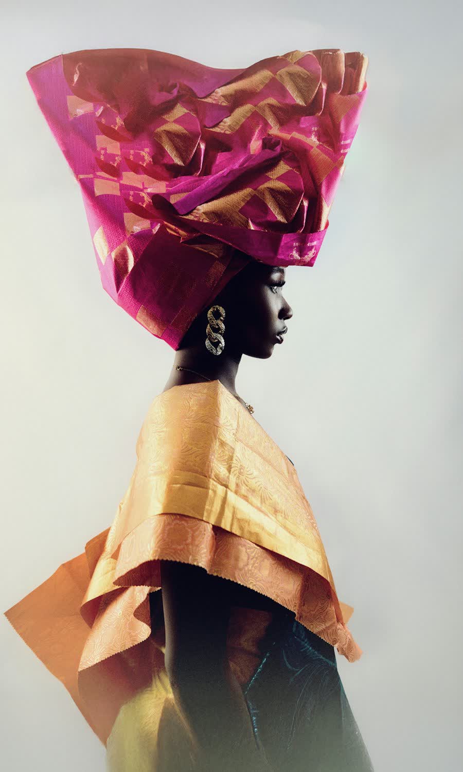 Femme en gele et tenue dorée