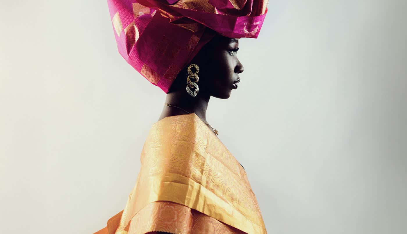 Femme en gele et tenue dorée