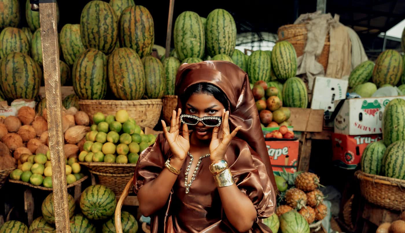 Femme en satin brun dans un marché de fruits